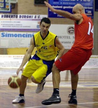 Il senatore giallobl&ugrave; Gianluca Ragionieri durante unazione dattacco 