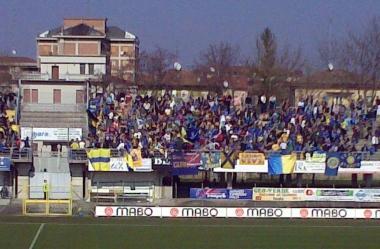 I tifosi della Carrarese durante una partita col Carpi 