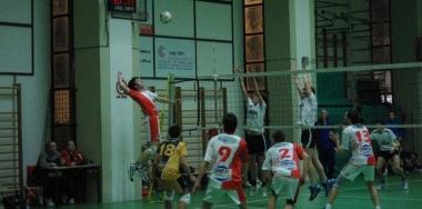 <b>VOLLEY. </b>A sinistra una fase del Derby dandata fra Migliarino e Calci; sopra: Papeschi (CT Maceri Casciavola) e Tamburini (Baglini)   