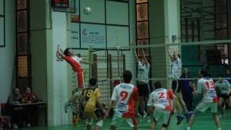 <b>VOLLEY. </b>A sinistra una fase del Derby d’andata fra Migliarino e Calci; sopra: Papeschi (CT Maceri Casciavola) e Tamburini (Baglini)