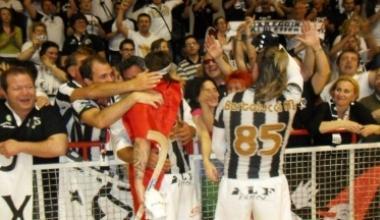 <b>IL TRIBUTO DEI TIFOSI.</b> Mirko Bertolucci saluta il pubblico bianconero alla fine della sfida contro il Breganze 