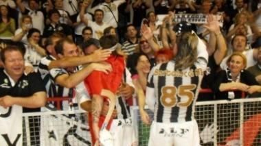 <b>IL TRIBUTO DEI TIFOSI.</b> Mirko Bertolucci saluta il pubblico bianconero alla fine della sfida contro il Breganze