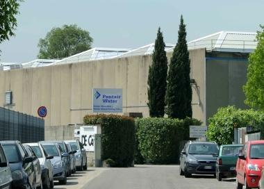 Ledificio con il tetto ecologico e un momento della premiazione     