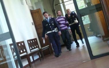 In alto il muratore albanese mentre viene scortato fuori dallaula del tribunale     