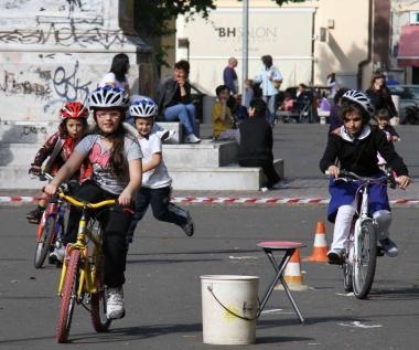 Ragazzini impegnati nella fase clou della gara con lo slalom fra i birilli 