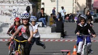 Ragazzini impegnati nella fase clou della gara con lo slalom fra i birilli