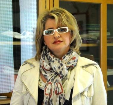 A lato la presentazione della lista Cara Puntremal. A sinistra in alto la candidata Lucia Baracchini e sotto veduta di Pontremoli 