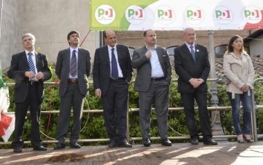 <b>SUL PALCO.</b> Bersani con Bonifazi, Roberto Panfi, Andrea Manciulli, Farnetani e Mondei 
