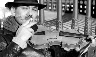 Pino Raimo nelle vesti di violinista a beneficio del fotografo