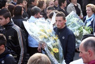 <b>LADDIO.</b> Alcune immagini del funerale di Michael a Casoli celebrato da don Damiano Pacini, priore di Camaiore (Foto Paglianti)  