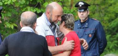 Labbraccio fra Lucia Togneri, moglie dell operaio morto, e un collega del marito Sotto: la donna che si &egrave; appartata dopo la notizia della tragedia (Foto Vip)                      