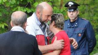 L’abbraccio fra Lucia Togneri, moglie dell’ operaio morto, e un collega del marito Sotto: la donna che si è appartata dopo la notizia della tragedia (Foto Vip)