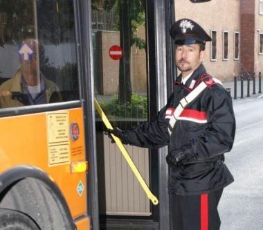 Un carabiniere in servizio sui bus 