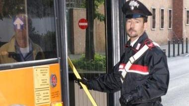 Un carabiniere in servizio sui bus