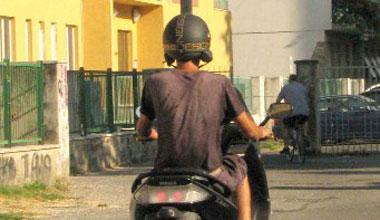 Sputa a una donna dallo scooterla vittima urla e chiama la polizia