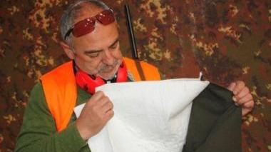 A sinistra, un cacciatore mostra un giubbotto realizzato con il tessuto Dynafelt A destra, Roberto Fenzi amministratore della Lenzi Egisto