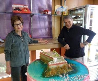 Maxi torta per la tappa piombinese