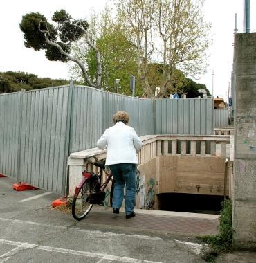 Il cantiere allestito per costruire gli ascensori nel centro di Rosignano Solvay 
