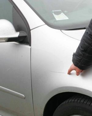 Vandali in azione contro le auto 