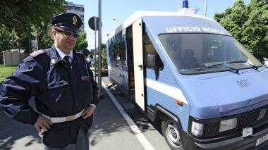 <b>CONTROLLI.</b> La polizia con la stazione mobile  