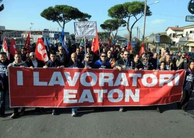 Operai in piazza di fronte alla Eaton           
