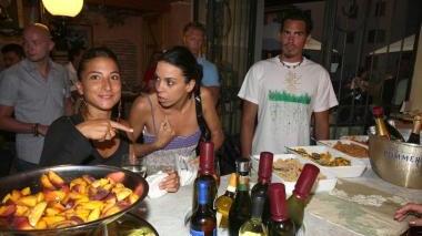 Giovani prendono l’aperitivo