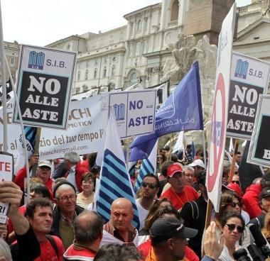 <b>IN PIAZZA.</b> I balneari manifestano a Roma 