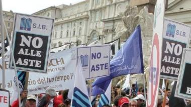 <b>IN PIAZZA.</b> I balneari manifestano a Roma