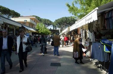 Alcuni negozi del mercato del Grocco la Salute
