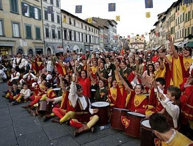 Il Rione Ferraia in piazza Mazzini durante la sfida del palio