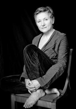 Mariangela Gualtieri di scena stasera alla villa di Scornio per il penultimo appuntamento di In verso Veritas  
