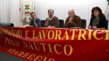 <b>LA TRATTATIVA.</b> Al centro, da sinistra, Lamberto Pocai (Fiom) e Antonio Cima. assessore in Comune