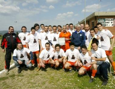 Unimmagine dellaprile 2008 con il Certaldo Noi Sport che festeggia un suo tesserato Insieme alla truppa valdelsana c&egrave; anche il presidente della Lega calcio Roberto Cellai 