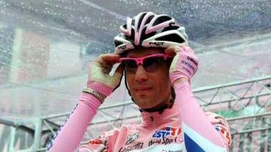 Vincenzo Nibali con la maglia rosa indossata l’anno scorso
