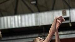 Niccolai ha trascinato i compagni alla vittoria in garadue con Foligno A destra: l’esultanza di coach Angelucci e della panchina rossoblù a fine gara