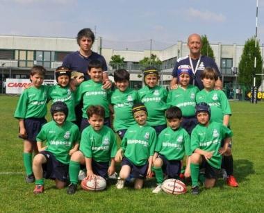 La squadra Under 8 del Gispi Rugby Prato Con i tecnici Bardi e Visintin      