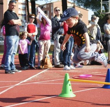 In alto uno dei gruppi di bambini che hanno preso parte ieri alla manifestazione E sotto due momenti di svago per i piccoli alunni   