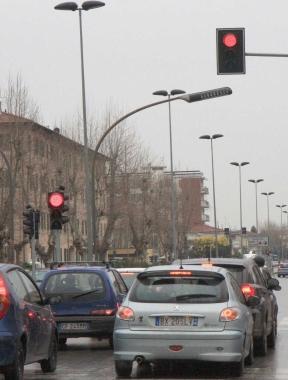 Auto in coda al semaforo        