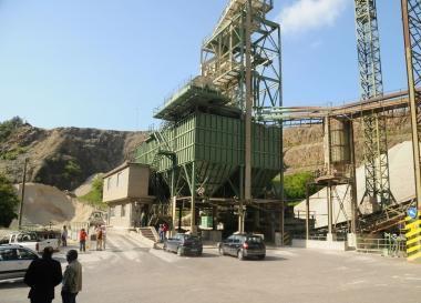 La cava e la moglie della vittima; sotto il pronto socorso 