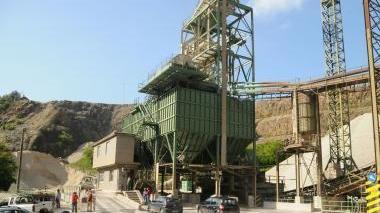 La cava e la moglie della vittima; sotto il pronto socorso