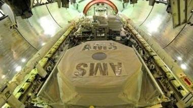 Un test al Cern di Ginevra e, a sinistra, Ams-02 a bordo dello Shuttle