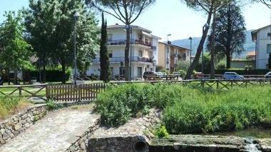 Sopra il lungo Fermulla A lato scritte con lo spray sulla statua del Gatto