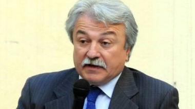 La presentazione della lista Amo Pontremoli e a sinistra in alto Roberto Ribolla in basso il palazzo comunale