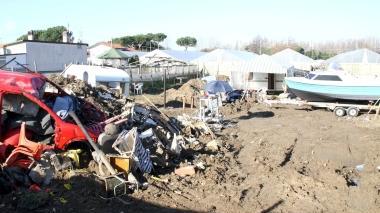 <b>IL CAMPO DEGLI ORRORI.</b> Il terreno di via dei Lecci a Torre del Lago dove vivevano Velia e Maddalena