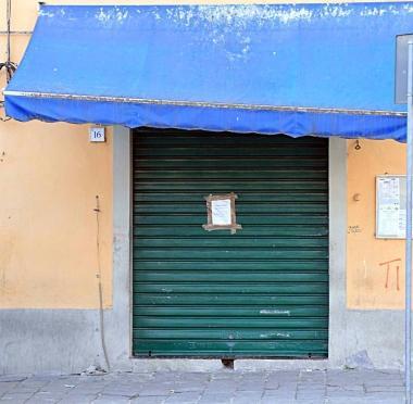 La biglietteria della Lazzi Express di piazza Mazzini chiusa a causa delle ferie forzate degli addetti che non hanno firmato il nuovo contratto         