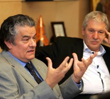 Il dg Francesco Bosio e il presidente Paolo Regini nellaltra foto la carta Cabel Pay  