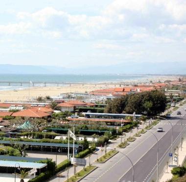 Il fosso Motrone che sfocia sulla spiaggia di Focette Si teme sabotaggio per le pompe antinquinamento 