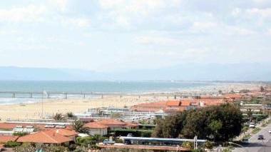 Il fosso Motrone che sfocia sulla spiaggia di Focette Si teme sabotaggio per le pompe antinquinamento