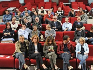 Politici (in prima fila) ed ex dipendenti Radificil allassemblea di mercoled&igrave; sera a Bottegone 