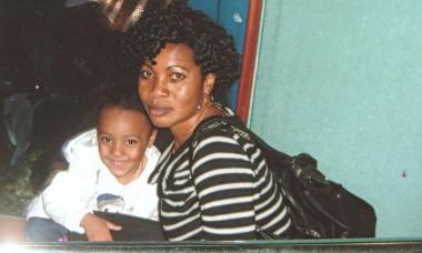 La mamma e la bambina in una foto (fornita dai familiari) scattata dal marito della donna durante una vacanza  